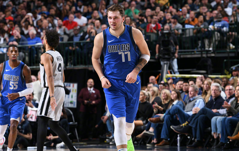 广东队横扫马刺,东契奇带队取胜 广东队横扫马刺,东契奇带队取胜